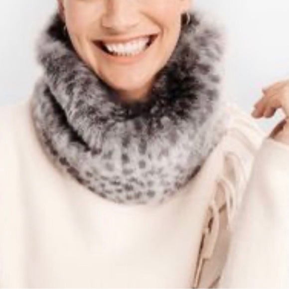 J. McLaughlin Faux Fur Snow Leopard Snood Neck Warmer Women’s One Size - Picture 2 of 12